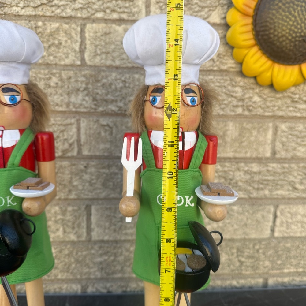 Chef Nutcracker Set with Green Aprons 2 pcs - Picture 5 of 5